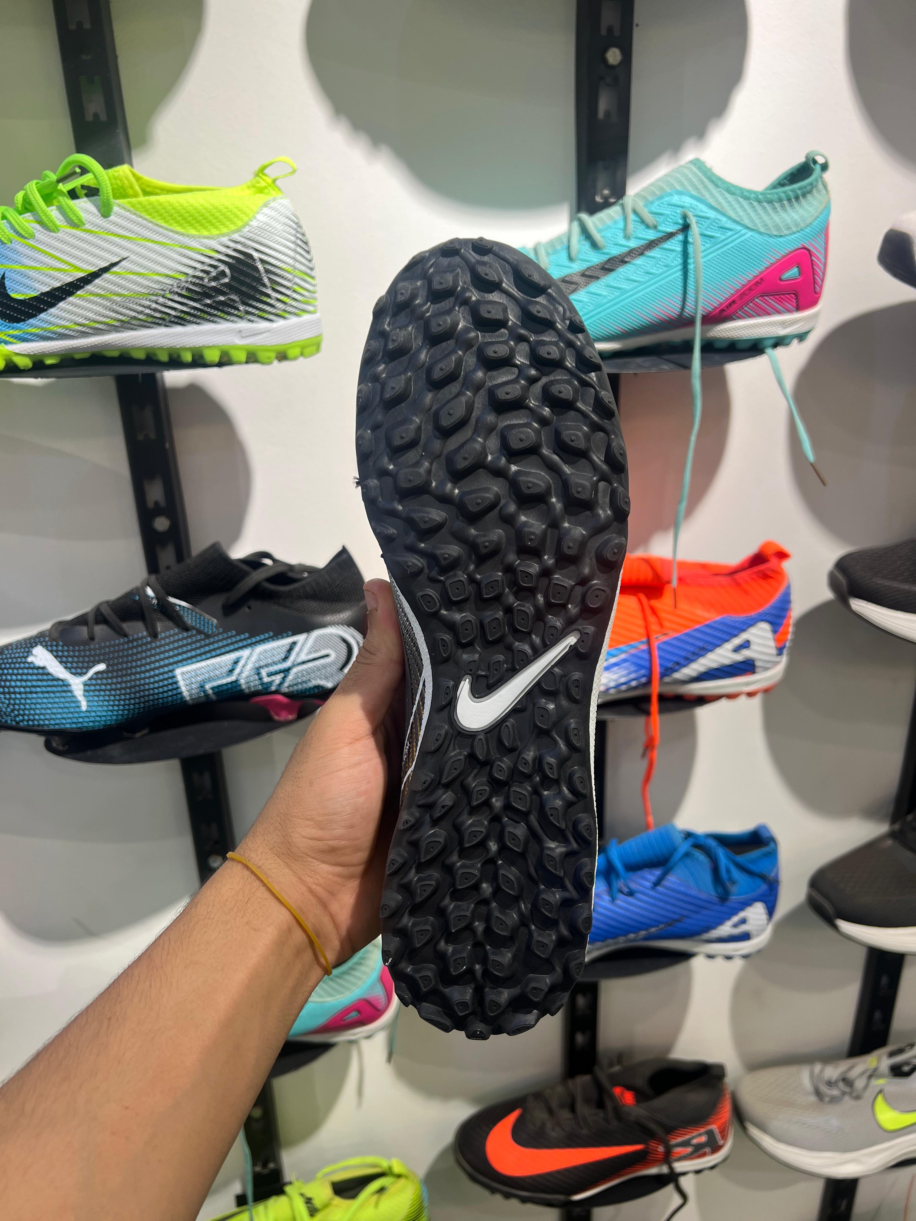 ترتان اير زوم اسود ف دهبي thumbnail