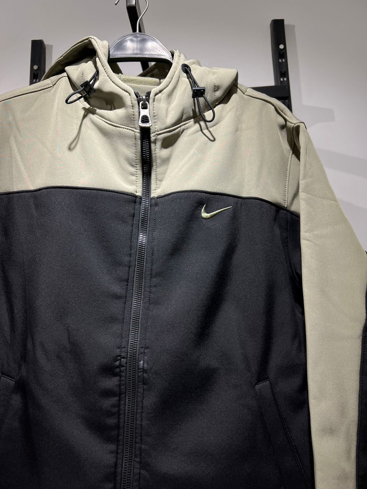 جاكت وتر بروف نايك مبطن اسود thumbnail