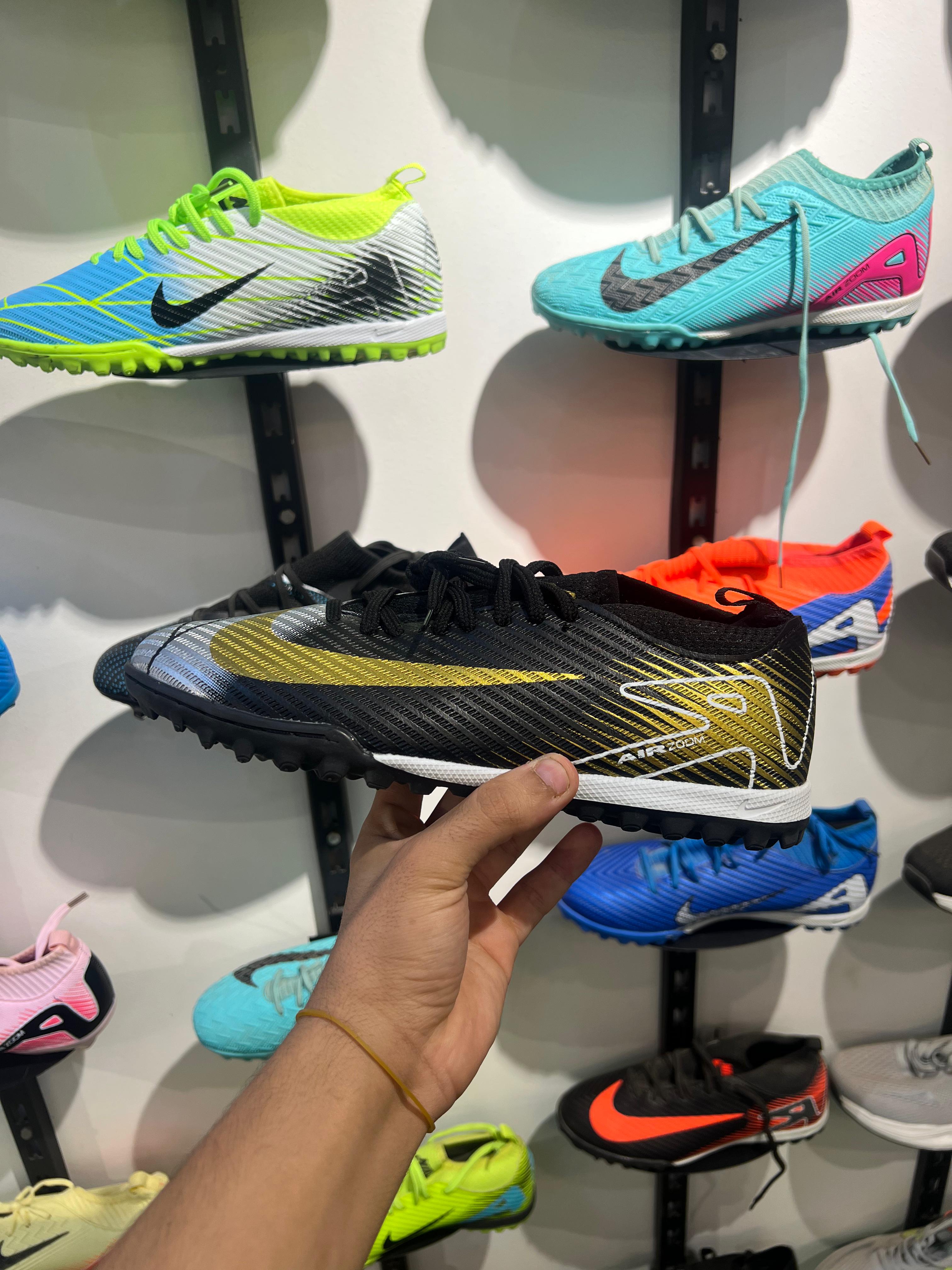 ترتان اير زوم اسود ف دهبي