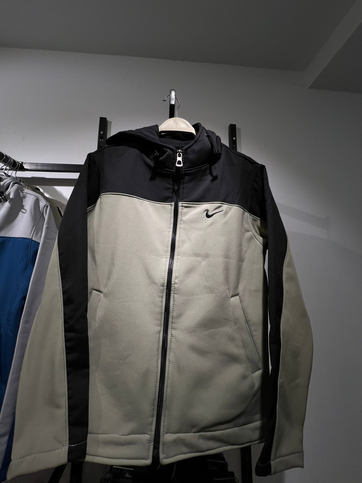 جاكت وتر بروف نايك مبطن زيتي thumbnail