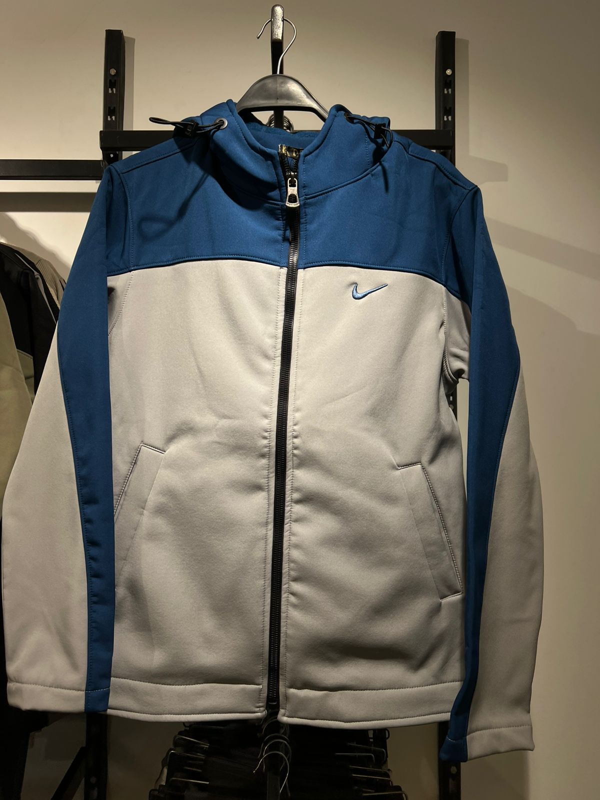 جاكت وتر بروف نايك مبطن رمادي