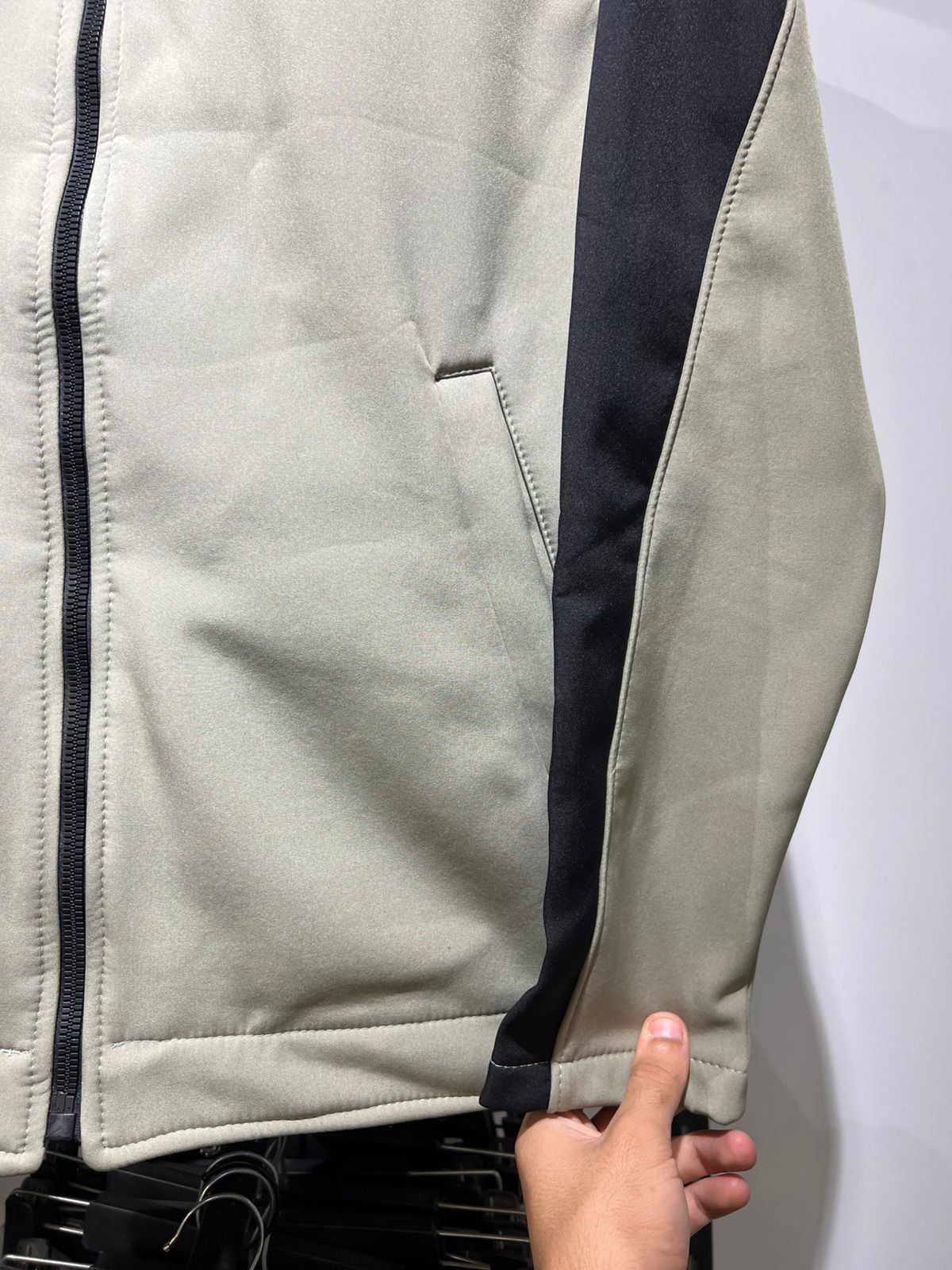 جاكت وتر بروف نايك مبطن زيتي thumbnail