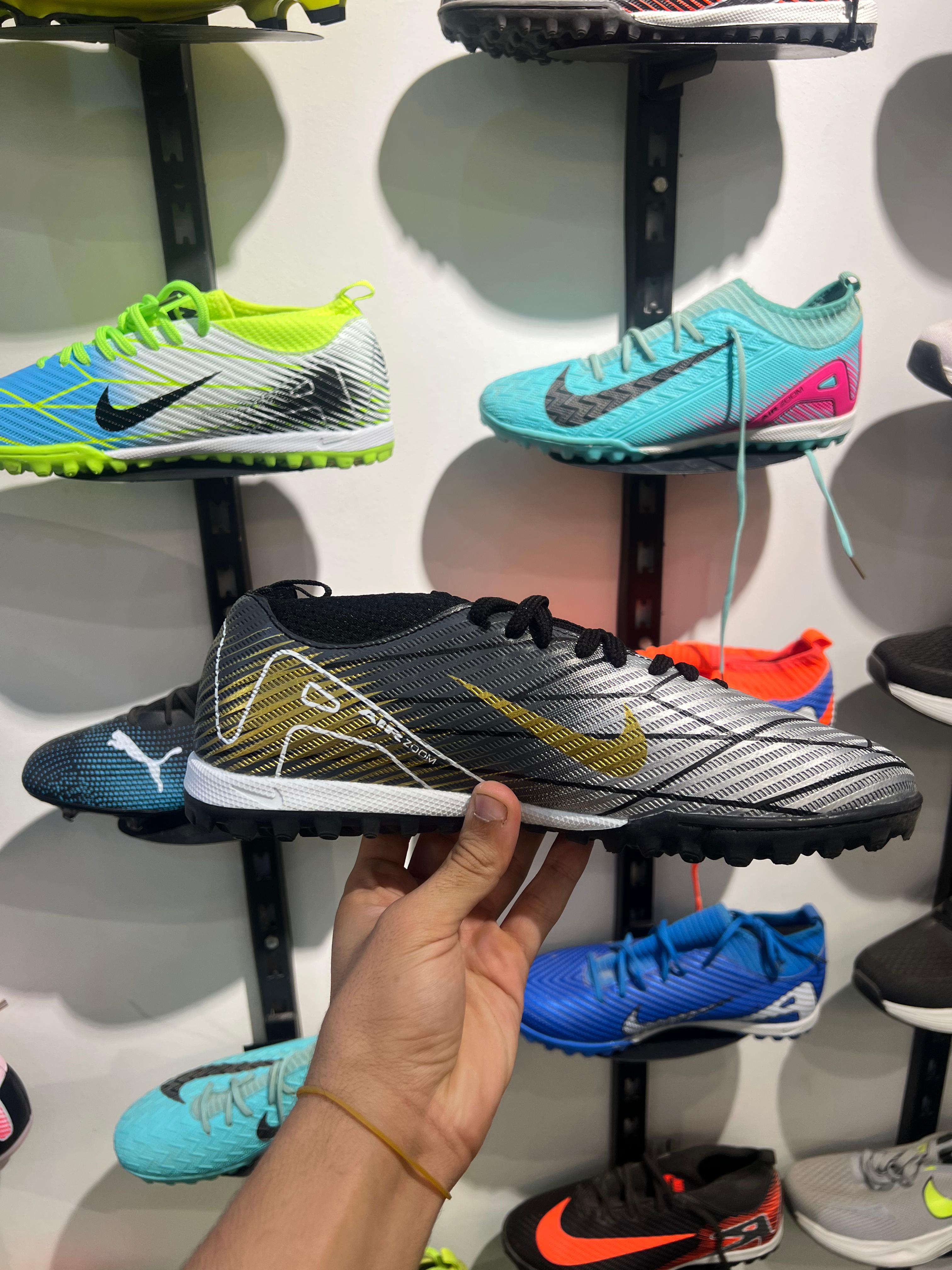 ترتان اير زوم اسود ف دهبي thumbnail