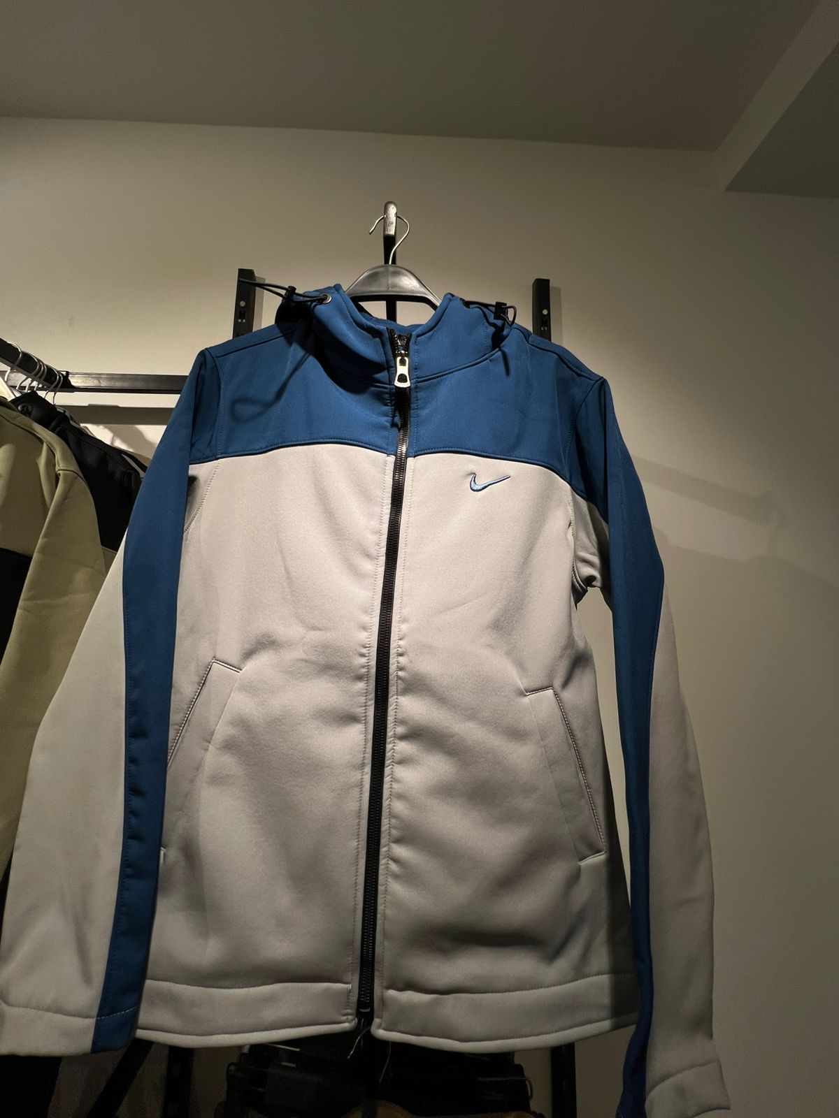 جاكت وتر بروف نايك مبطن رمادي thumbnail