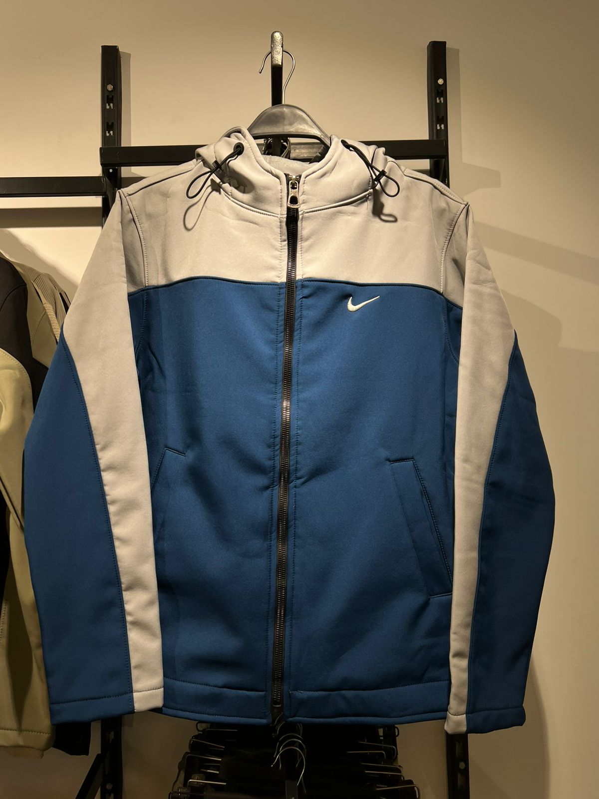 جاكت وتر بروف نايك مبطن ازرق