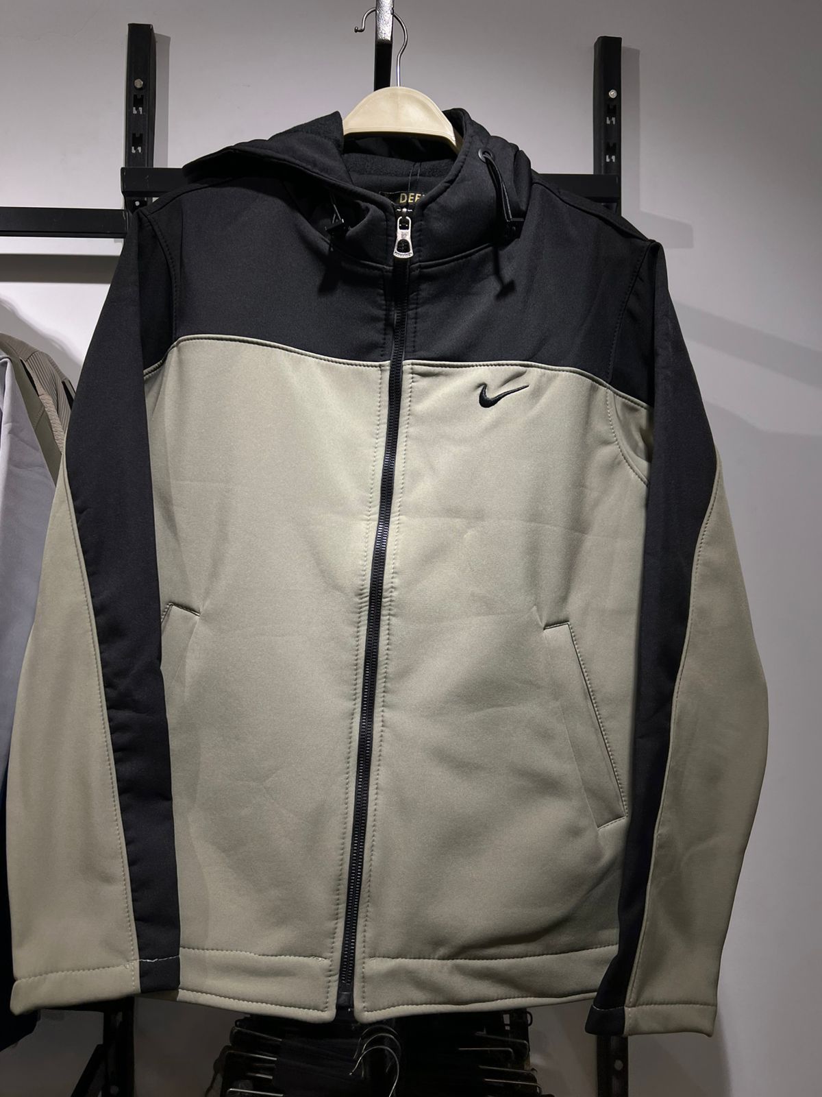 جاكت وتر بروف نايك مبطن زيتي thumbnail