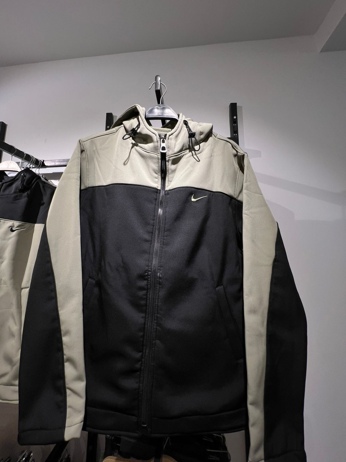 جاكت وتر بروف نايك مبطن اسود