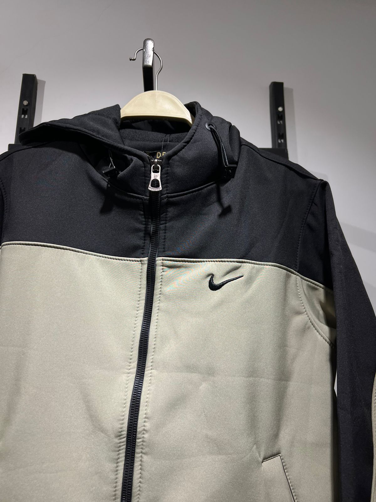 جاكت وتر بروف نايك مبطن زيتي